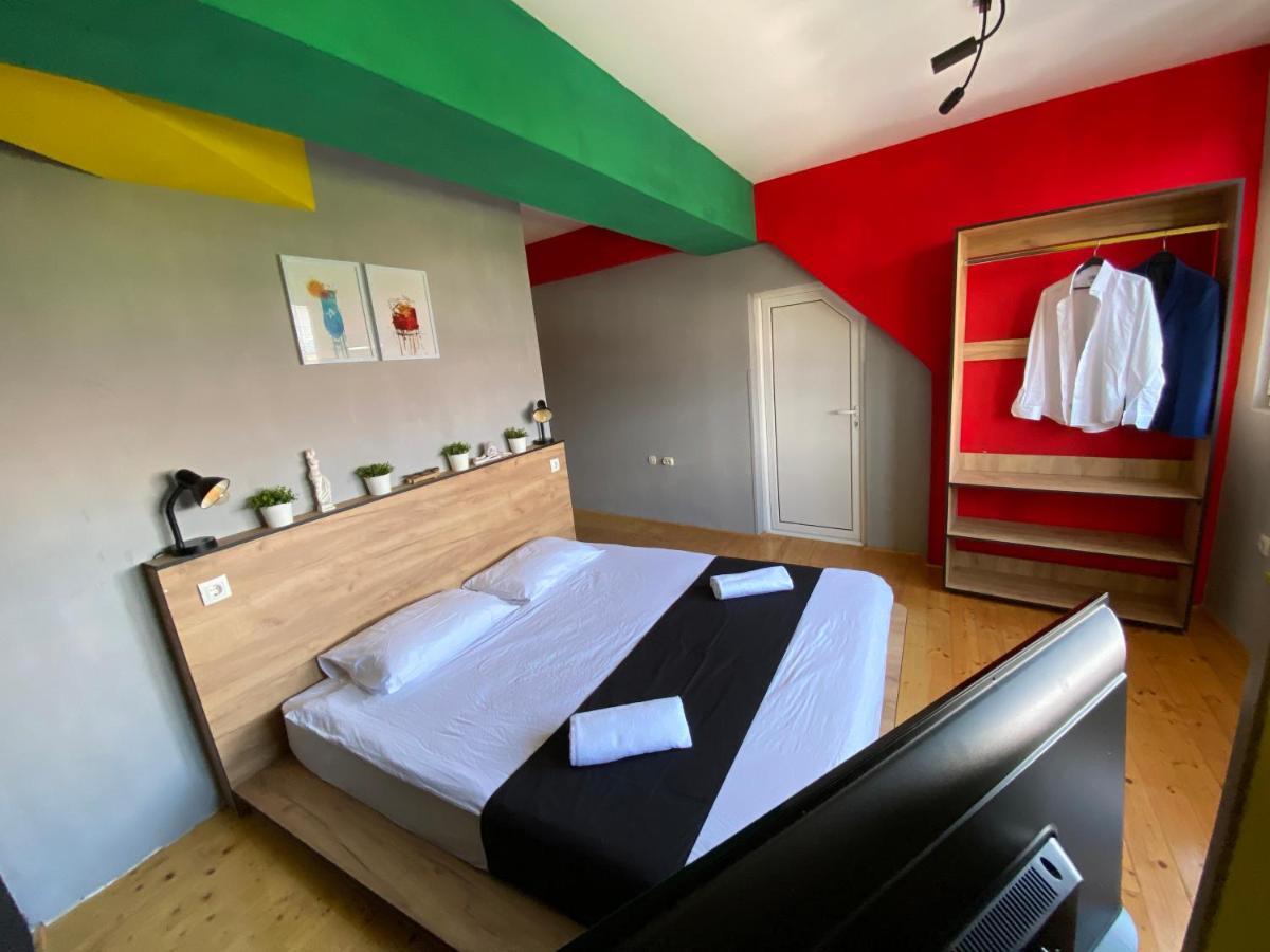 Mickitos Hostel & Apartments Szkopje Kültér fotó