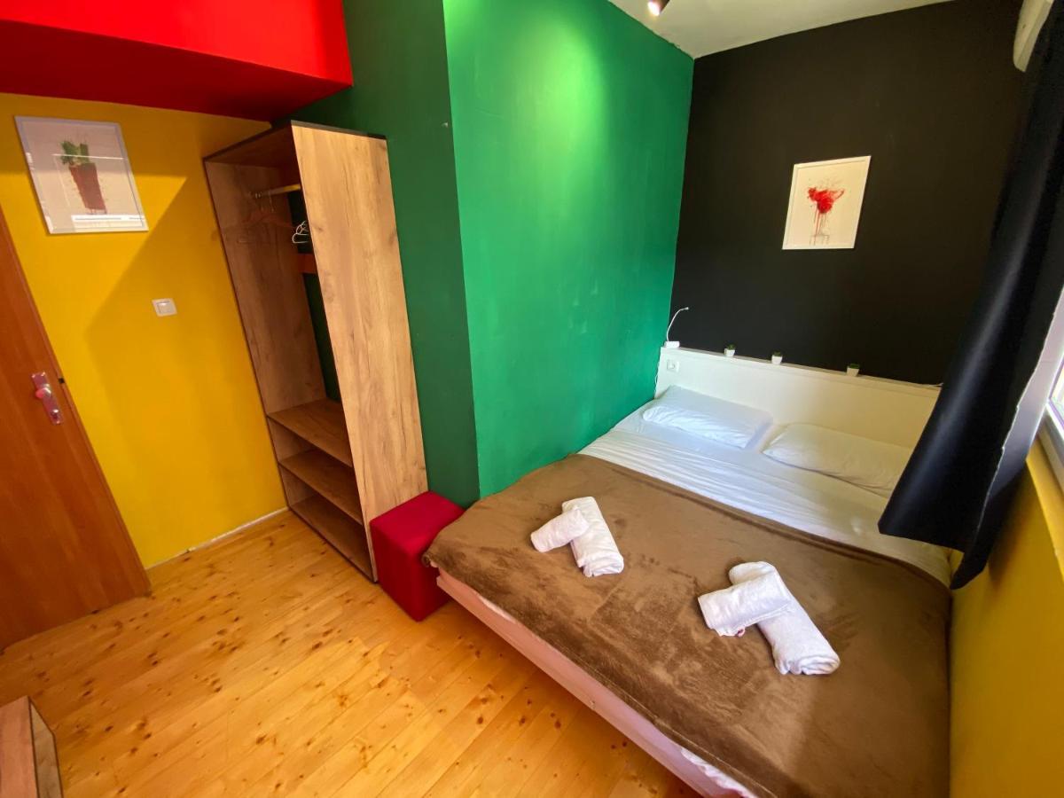 Mickitos Hostel & Apartments Szkopje Kültér fotó